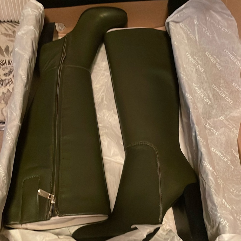 NIB Kenneth Cole “Justin” green heeled boots, Size 5